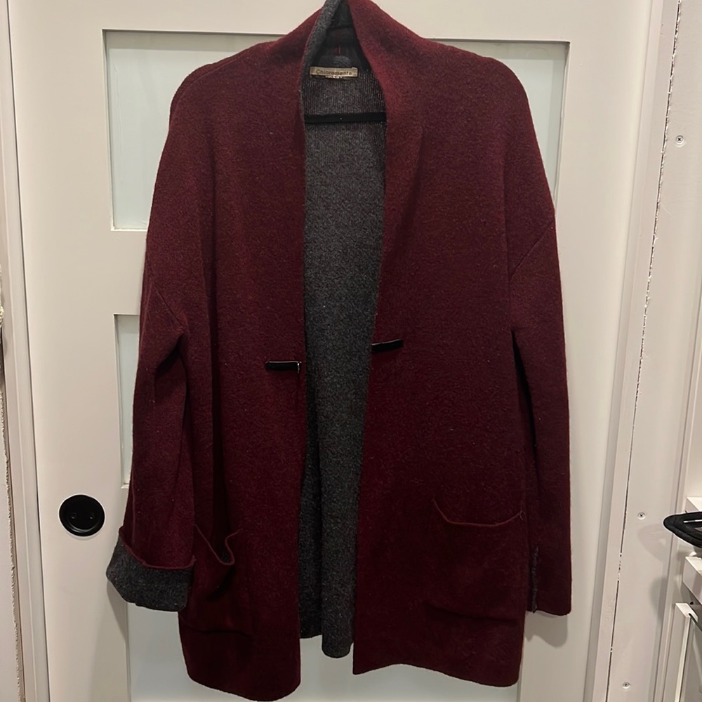 Italien wool cardigan, with clasp closure on front. Can also be worn open front